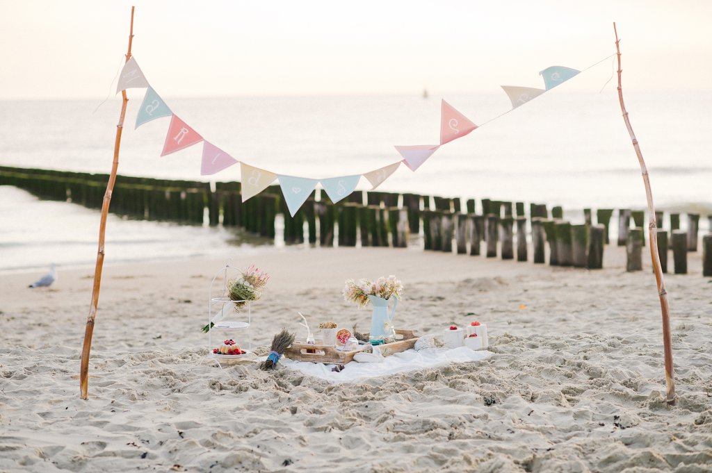Photo Picknickszene am Strand mit Fähnchenleine